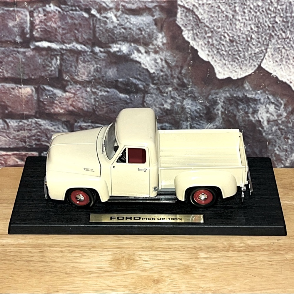 Road Tough 1953 Ford F-100 Pickup Truck 1:18 Scale Die-cast Vintage